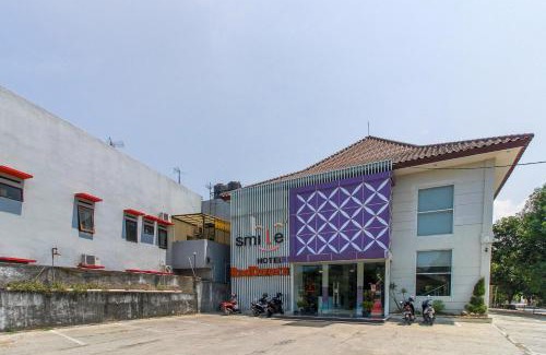 West Cirebon Hotel | RedDoorz near Goa Sunyaragi