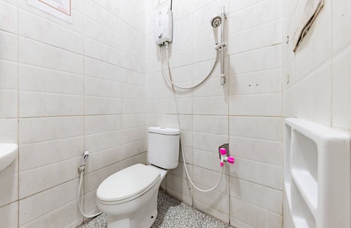North Cirebon Hotel | RedDoorz Near Kejaksan Station Cirebon