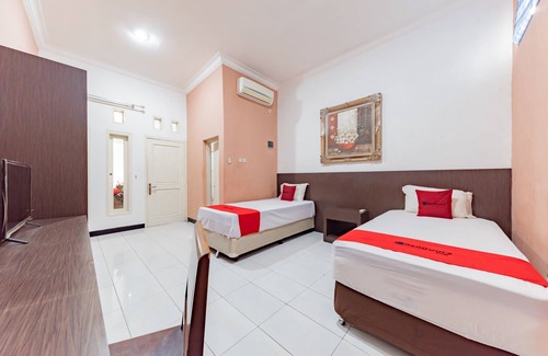 North Cirebon Hotel | RedDoorz Near Kejaksan Station Cirebon