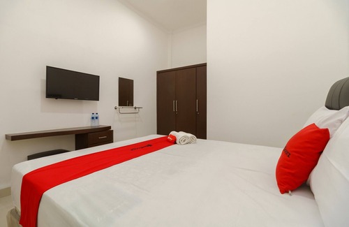 North Cirebon Hotel | RedDoorz near Kejaksan Station Cirebon 2