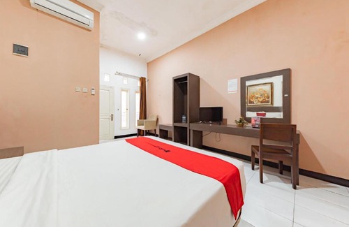 North Cirebon House | RedDoorz near Kejaksan Station Cirebon