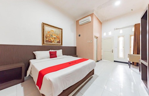 North Cirebon House | RedDoorz near Kejaksan Station Cirebon