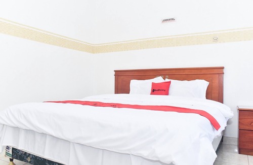 Suko Manunggal Hotel | RedDoorz near Lenmarc Mall Surabaya