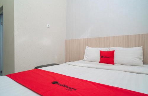 Surakarta Hotel | RedDoorz near Matahari Singosaren Solo