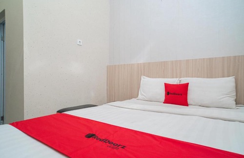 Surakarta Hotel | RedDoorz near Matahari Singosaren Solo