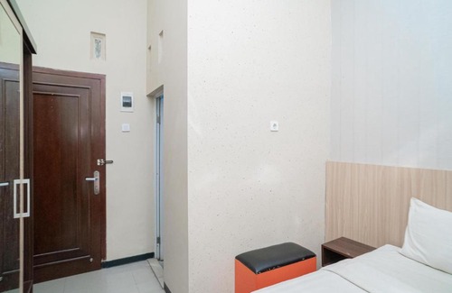 Surakarta Hotel | RedDoorz near Matahari Singosaren Solo