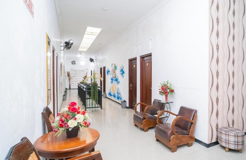 Surakarta Hotel | RedDoorz near Matahari Singosaren Solo