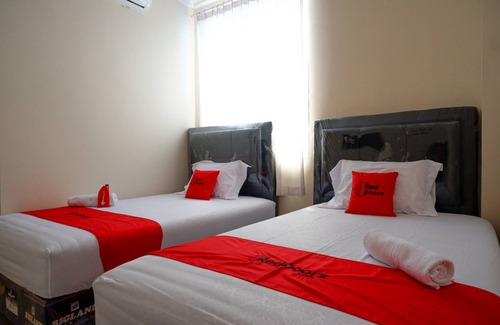 Palu Hotel | RedDoorz near Millenium Waterpark Palu