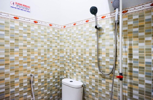 Palu Hotel | RedDoorz near Mutiara SIS Al Jufrie Airport Palu
