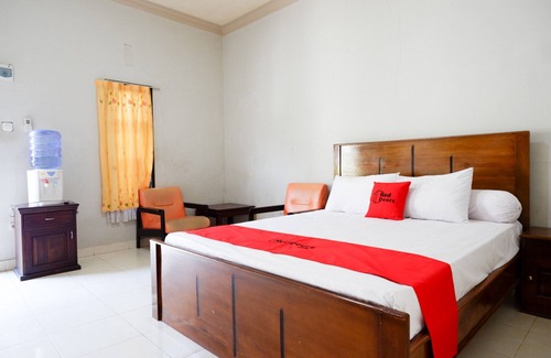 Palu Hotel | RedDoorz near Mutiara SIS Al Jufrie Airport Palu