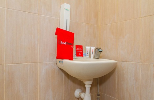 North Cirebon Hotel | RedDoorz near Pasar Pagi Cirebon 2