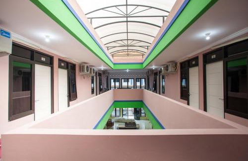 Surabaya House | RedDoorz near Petra University 2