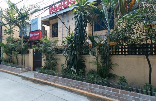 Sampaloc Hotel | RedDoorz near PNR Espana Station