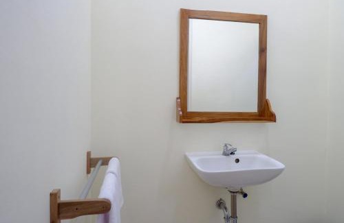 Purwokerto Hotel | RedDoorz near Rita Supermall Purwokerto 2