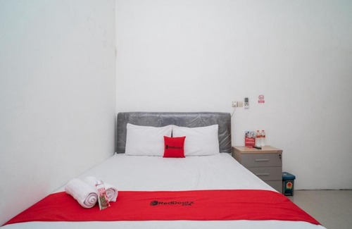 Waru Hotel | RedDoorz near RS Mitra Keluarga Waru