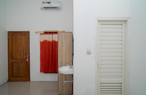 Waru Hotel | RedDoorz near RS Mitra Keluarga Waru