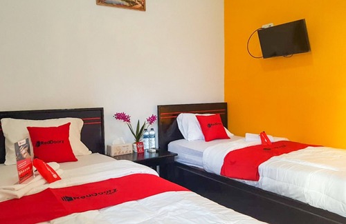 Luwuk Hotel | RedDoorz near RSUD Kota Luwuk