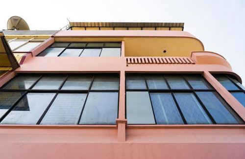 Jakarta House | RedDoorz near Seasons City Mall