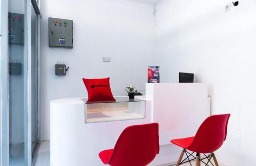 Jakarta House | RedDoorz near Seasons City Mall