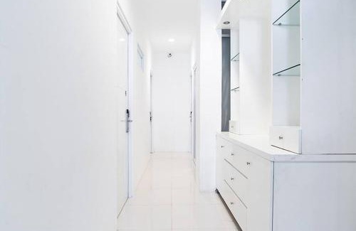 Jakarta House | RedDoorz near Seasons City Mall