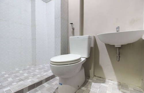 Solo City Centre Hotel | RedDoorz near Solo Balapan Station 2