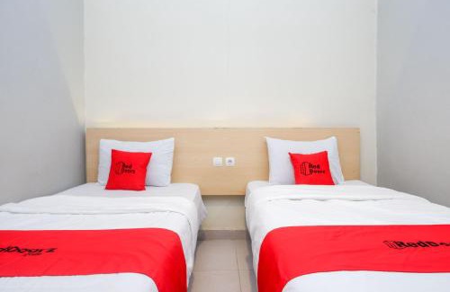 Batang Hotel | RedDoorz near Stasiun Batang