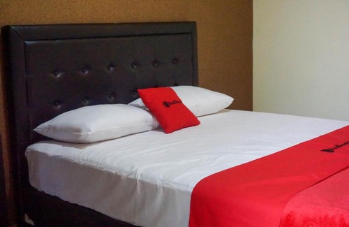 Kebasen Hotel | RedDoorz near Stasiun Kroya