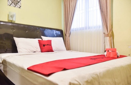 Darmo Hotel | RedDoorz near Surabaya Town Square