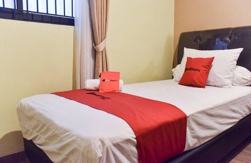 Darmo Hotel | RedDoorz near Surabaya Town Square
