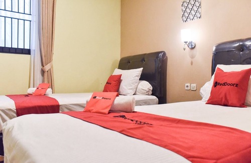 Darmo Hotel | RedDoorz near Surabaya Town Square