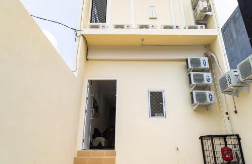 Jakarta House | RedDoorz near Tarumanagara University