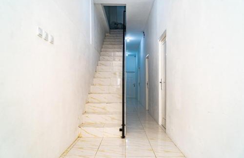 Jakarta House | RedDoorz near Tarumanagara University