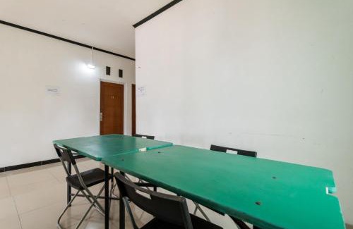 Bogor Barat Hotel | RedDoorz near Terminal Bubulak Bogor