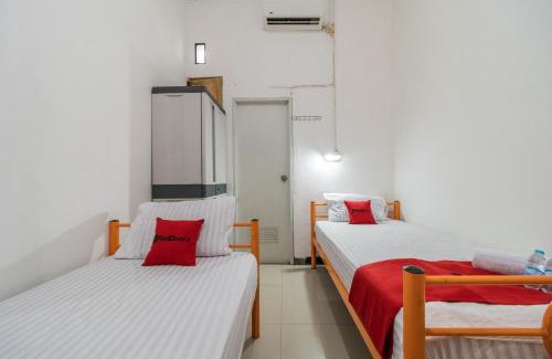 Bogor Barat Hotel | RedDoorz near Terminal Bubulak Bogor