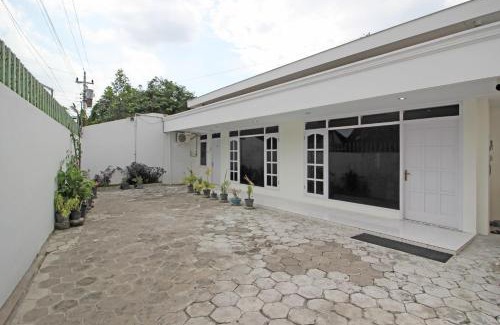 Banjarsari House | RedDoorz near Terminal Tirtonadi