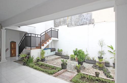 Banjarsari House | RedDoorz near Terminal Tirtonadi