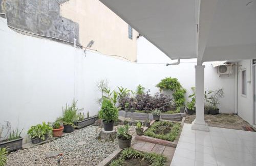 Banjarsari House | RedDoorz near Terminal Tirtonadi