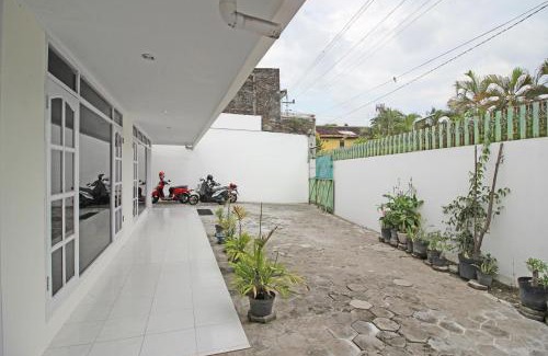 Banjarsari House | RedDoorz near Terminal Tirtonadi