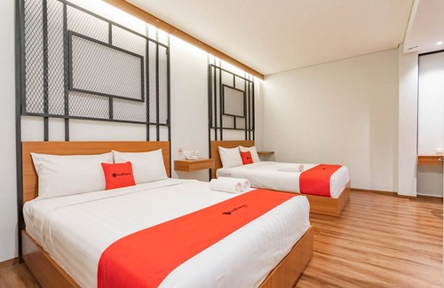 Bandung Hotel | RedDoorz Plus @ Doorman Guest House