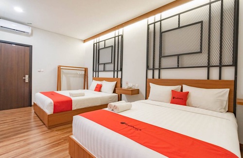 Bandung Hotel | RedDoorz Plus @ Doorman Guest House