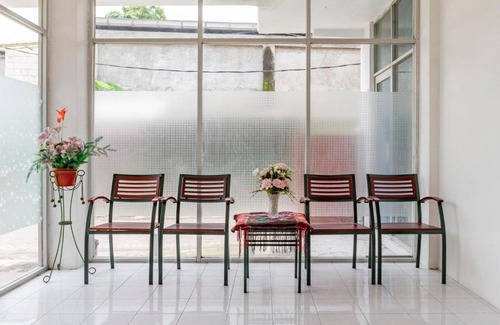 Surabaya House | RedDoorz Plus @ Gunungsari Surabaya