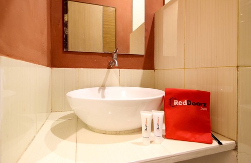 Sinduharjo Hotel | RedDoorz Plus @ Jalan Damai 2