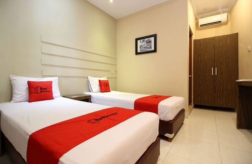 Sinduharjo Hotel | RedDoorz Plus @ Jalan Damai 2