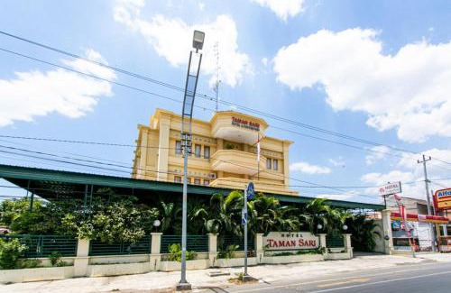 Hargomulyo Hotel | RedDoorz Plus near Alun Alun Karanganyar