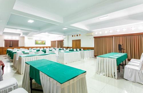 Hargomulyo Hotel | RedDoorz Plus near Alun Alun Karanganyar