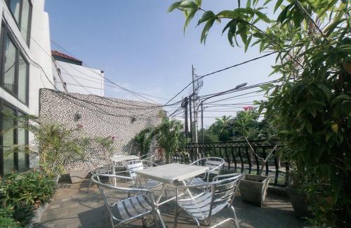 Jakarta House | RedDoorz Plus near Green Pramuka Square Mall