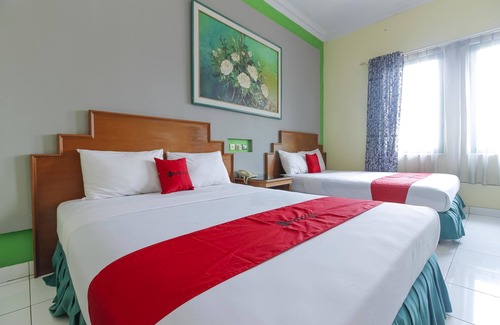 North Cirebon Hotel | RedDoorz Plus near Alun Alun Kejaksan Cirebon