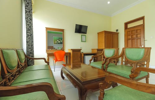North Cirebon Hotel | RedDoorz Plus near Alun Alun Kejaksan Cirebon