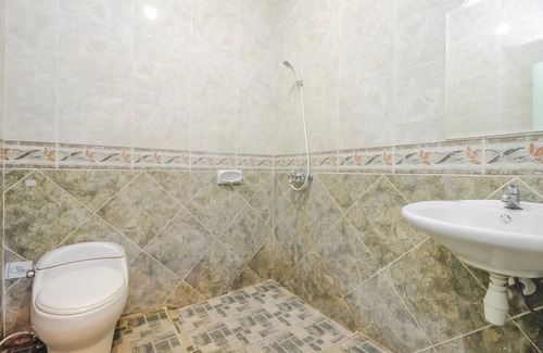 North Cirebon Hotel | RedDoorz Plus near Alun Alun Kejaksan Cirebon