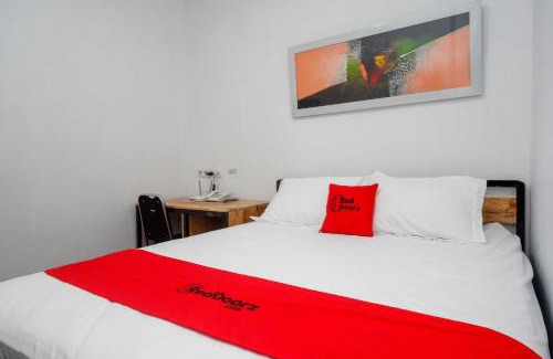 Semarang Hotel | RedDoorz Plus near Patung Kuda Undip